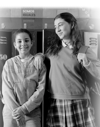 Niñas apoyandose unas con otras en contra el bullyng